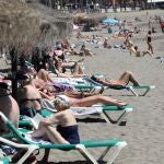 Bañistas en la playa de la malagueta