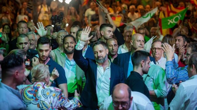  El presidente de Vox, Santiago Abascal (c),a su llegada al acto público de precampaña "Decide lo que importa" este sábado en el Palacio Municipal de IFEMA ,en Madrid.