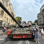 Gente posa junto a un tanque de Wagner en Rostov-on-Don