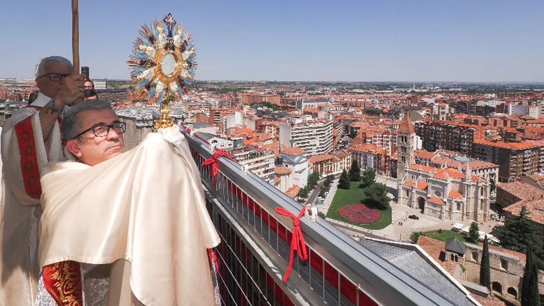 El arzobispo de Valladolid, Luis Argüello, bendice a los vallisoletanos