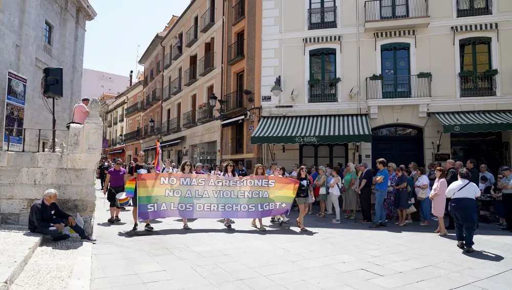 Manifestación LGTBI*+ junto a la catedral de Valladolid