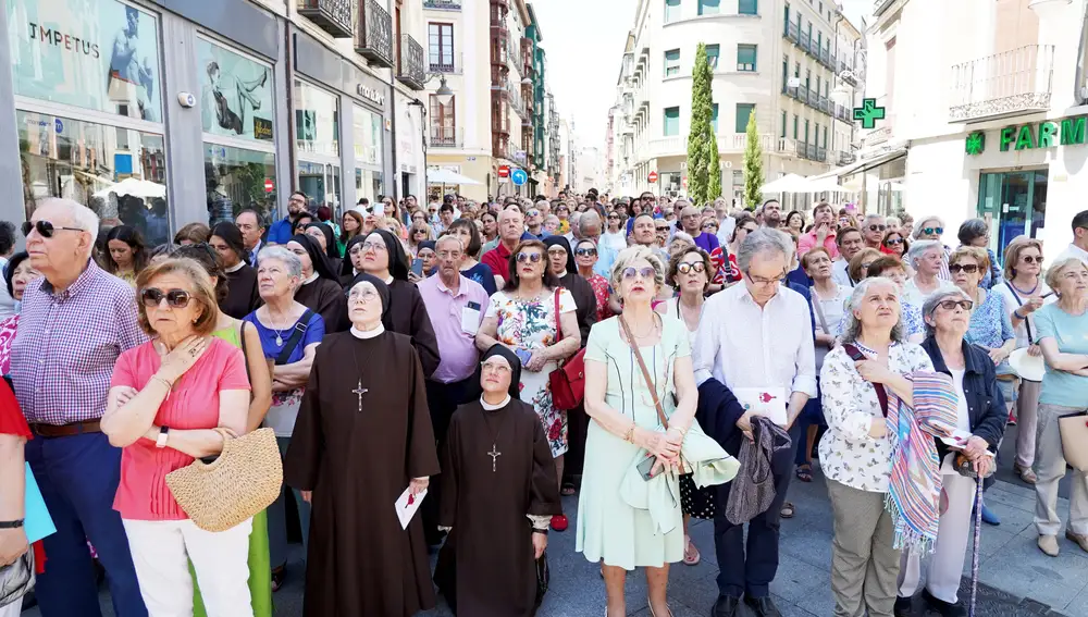 Los vallisoletanos siguen la bendición junto a la Catedral