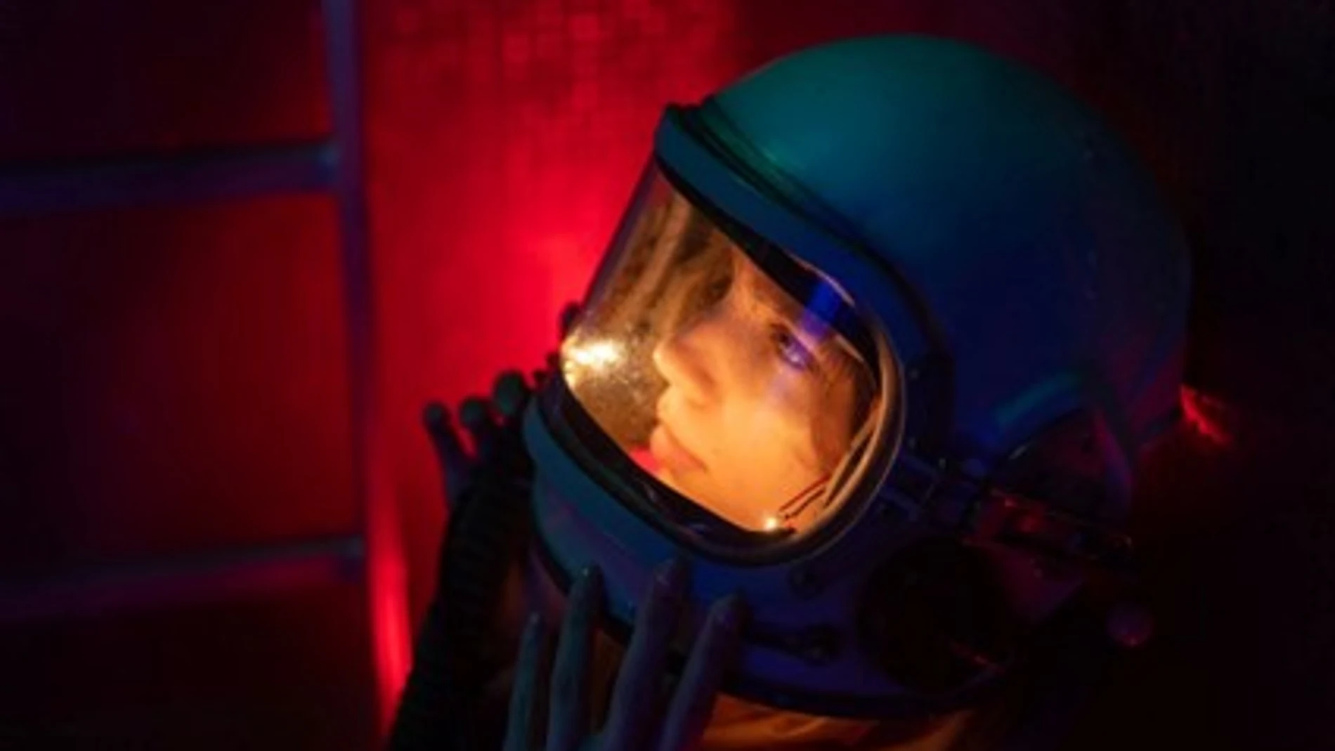 Mujer con un casco espacial