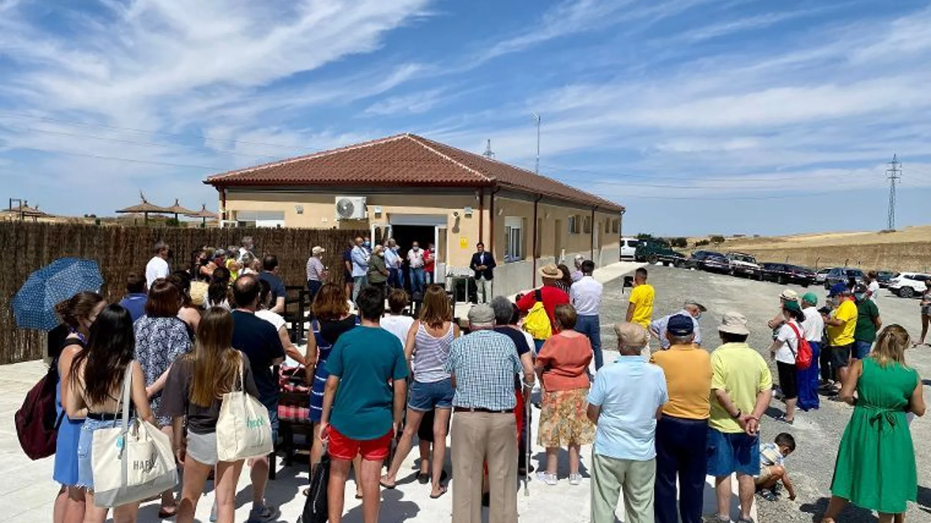 Vecinos de Santa María del Cubillo en la inauguración de las piscinas