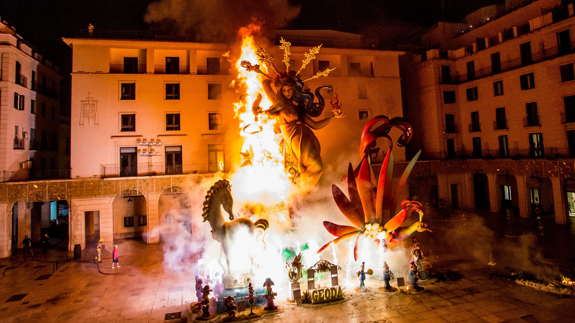 Cremà de las Hogueras de San Juan, a 24 de junio de 2023, en Alicante, Comunidad Valenciana (España). Aunque las hogueras de San Juan se celebran como tradición la noche del 23 al 24 de junio, la ciudad de Alicante opta por considerar que las hogueras de la noche de San Juan se deben hacer durante las últimas horas del día 24 de junio y las primeras del siguiente 25 de junio. A pesar de los diferentes días en los que se celebra en cada provincia, la Noche de San Juan representa una fiesta pag...