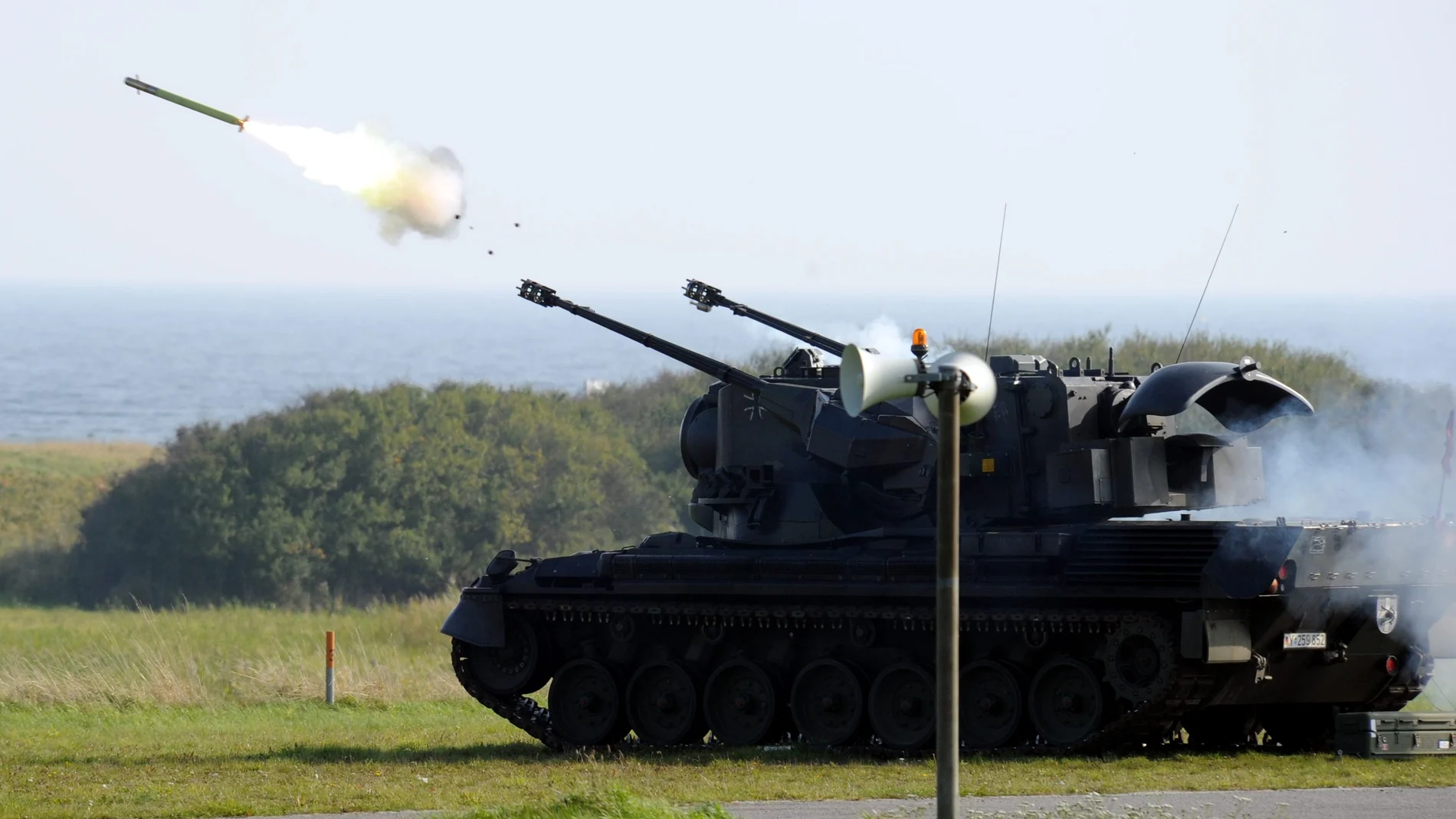 FILED - 06 October 2010, Schleswig-Holstein, Todendorf: A "Gepard 1A2" anti-aircraft platform fires a Stinger anti-aircraft missile at the firing range in Todendorf. Photo: Carsten Rehder/dpa (Foto de ARCHIVO) 06/10/2010 ONLY FOR USE IN SPAIN