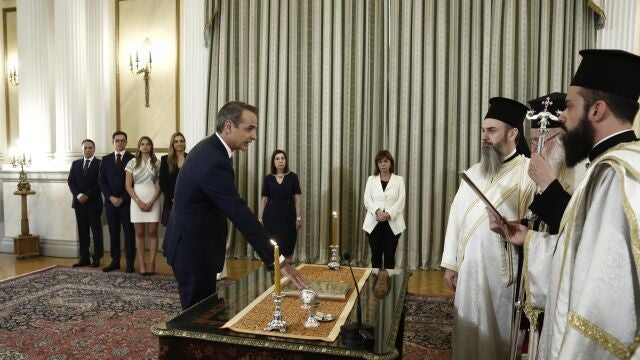El primer ministro griego, Kyriakos Mitsotakis, jura ayer su cargo en Atenas