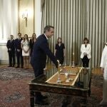 El primer ministro griego, Kyriakos Mitsotakis, jura ayer su cargo en Atenas