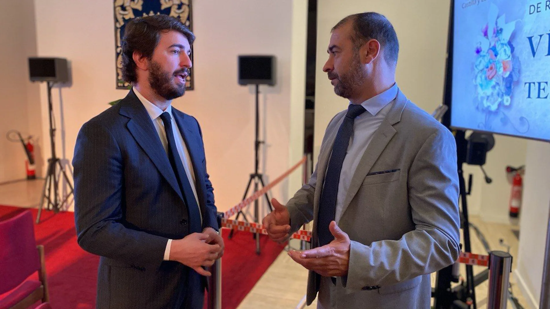 El secretario general de la asociación profesional Justicia para la Guardia Civil (JUCIL), Ernesto Vilariño, conversa con el vicepresidente Juan García-Gallardo