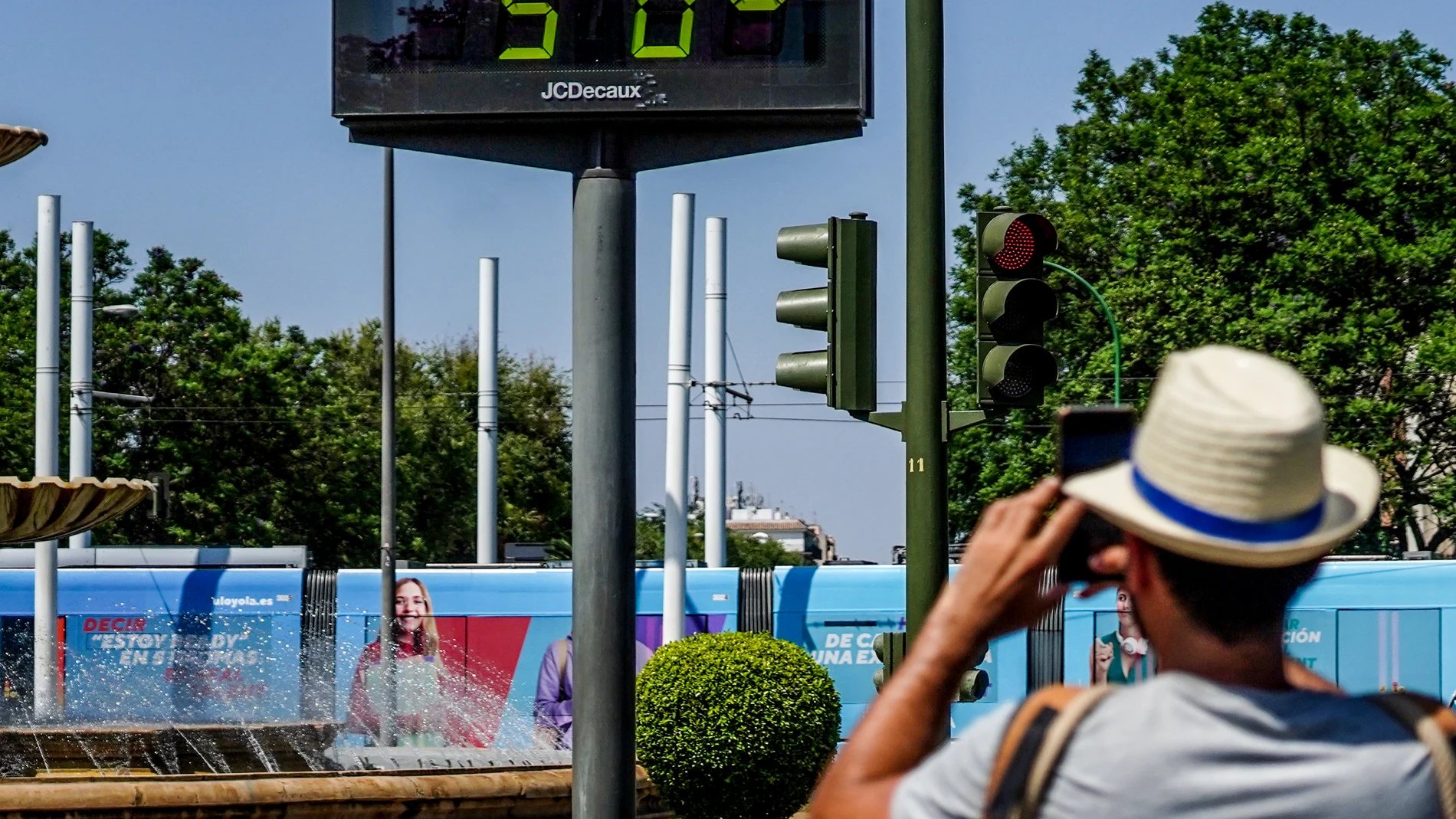 Transeúntes fotografían el termómetro situado en el Prado que marca 51 grados, a 26 de junio del 2023 en Sevilla (Andalucía, España). La Agencia Estatal de Meteorología (Aemet) ha activado el aviso rojo por altas temperaturas en las campiñas de Córdoba y Sevilla, un aviso que estará vigente entre las 13,00 y las 21,00 horas, según informa Emergencias 112 Andalucía. En estas comarcas, los termómetros podrán alcanzar los 44 grados.26 JUNIO 2023Eduardo Briones / Europa Press26/06/2023