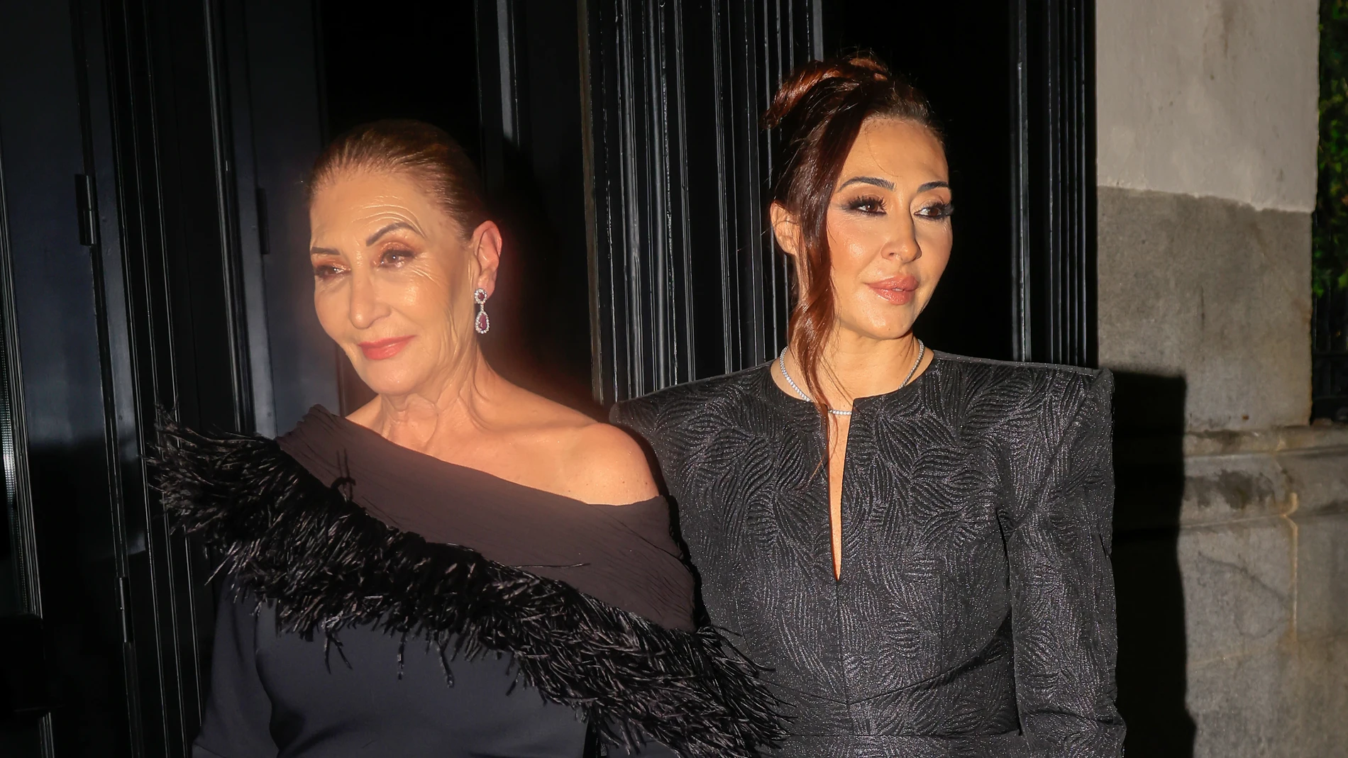 La madre de Vicky Martín Berrocal junto a su hermana.