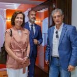 La Directora General de Comercio y Consumo de la Junta de Castilla y León, María Pettit; el gerente de ACS, Juan Francisco Casado; y el Presidente de la Agrupación de Comerciantes Segovianos (ACS), Manuel Muñoz, y el Director General de Naturcode, Fernando Vázquez
