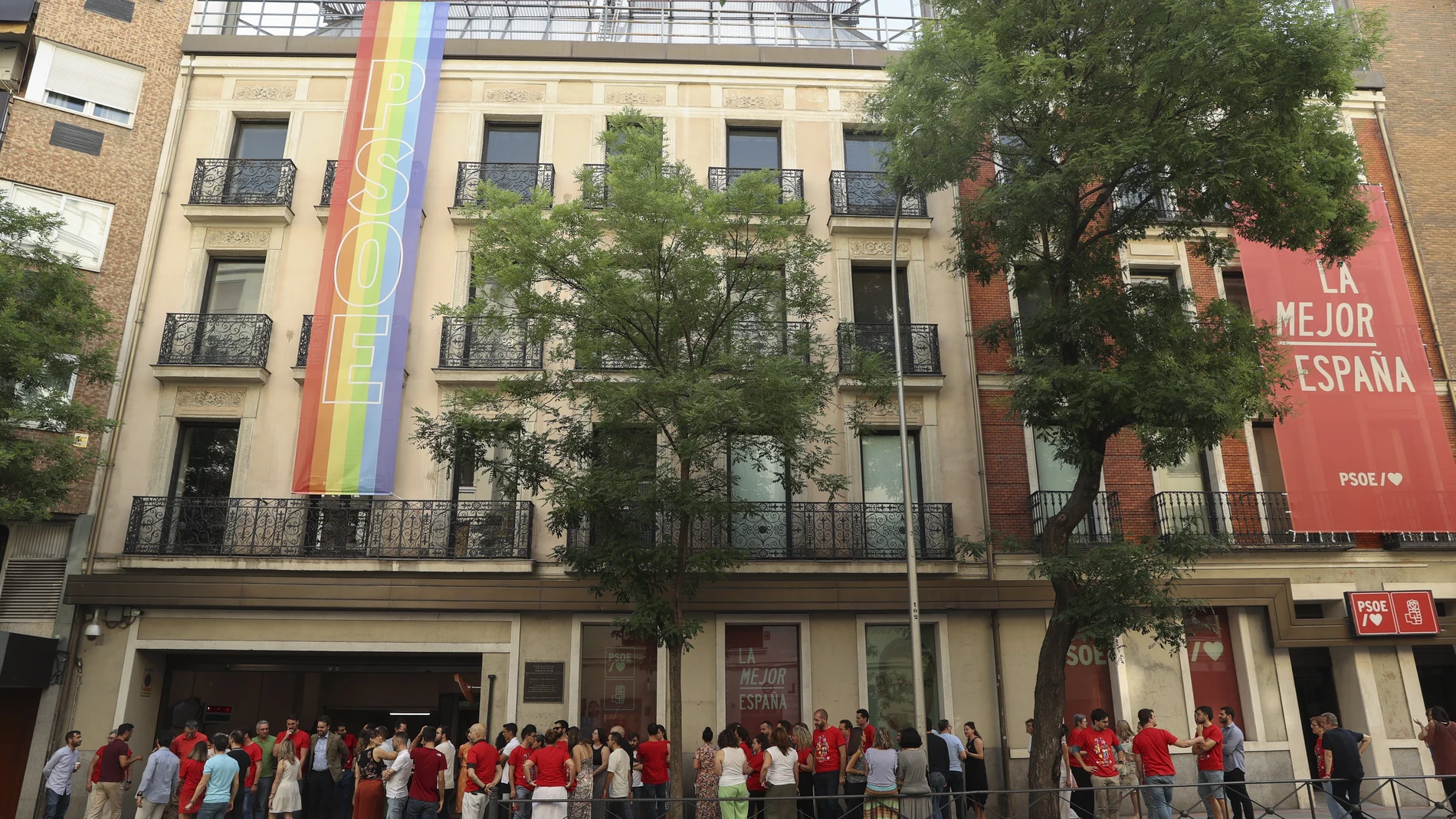 Despliegue de la bandera LGTBI en la sede del PSOE en la calle Ferraz ayer, víspera del Día Internacional del Orgullo
