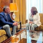 El portavoz del PP en la Asamblea, Joaquín Segado, con la presidenta de la Cámara, Visitación Martínez