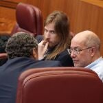 Igea conversa con Pedro pascual, de XAV, en presencia de Pablo Fernández, de Unidas Podemos