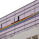 Banderas LGTBI colgadas en las ventanas de los despachos del Grupo Socialista en las Cortes de Castilla y León