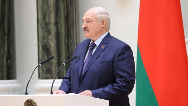 MINSK (BIELORRUSIA), 27/06/2023.- El presidente de Bielorrusia, Alexandr Lukashenko, afirm&oacute; que "si Rusia se derrumba, quedaremos bajo los escombros y moriremos todos" durante una ceremonia de entrega de grados de general a altos mandos militares en Bielorrusia. EFE/ Presidencia de Bielorrusia SOLO USO EDITORIAL/ SOLO USO PERMITIDO PARA ILUSTRAR LA NOTICIA QUE ACOMPA&Ntilde;A/ (CR&Eacute;DITO OBLIGATORIO) 