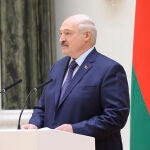 Alexandr Lukashenko preside una ceremonia de entrega de grados de general a altos mandos militares bielorrusos