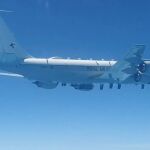 Momento en el que un avión de la Fuerza Aérea británica es interceptado por cazas rusos en el mar Negro