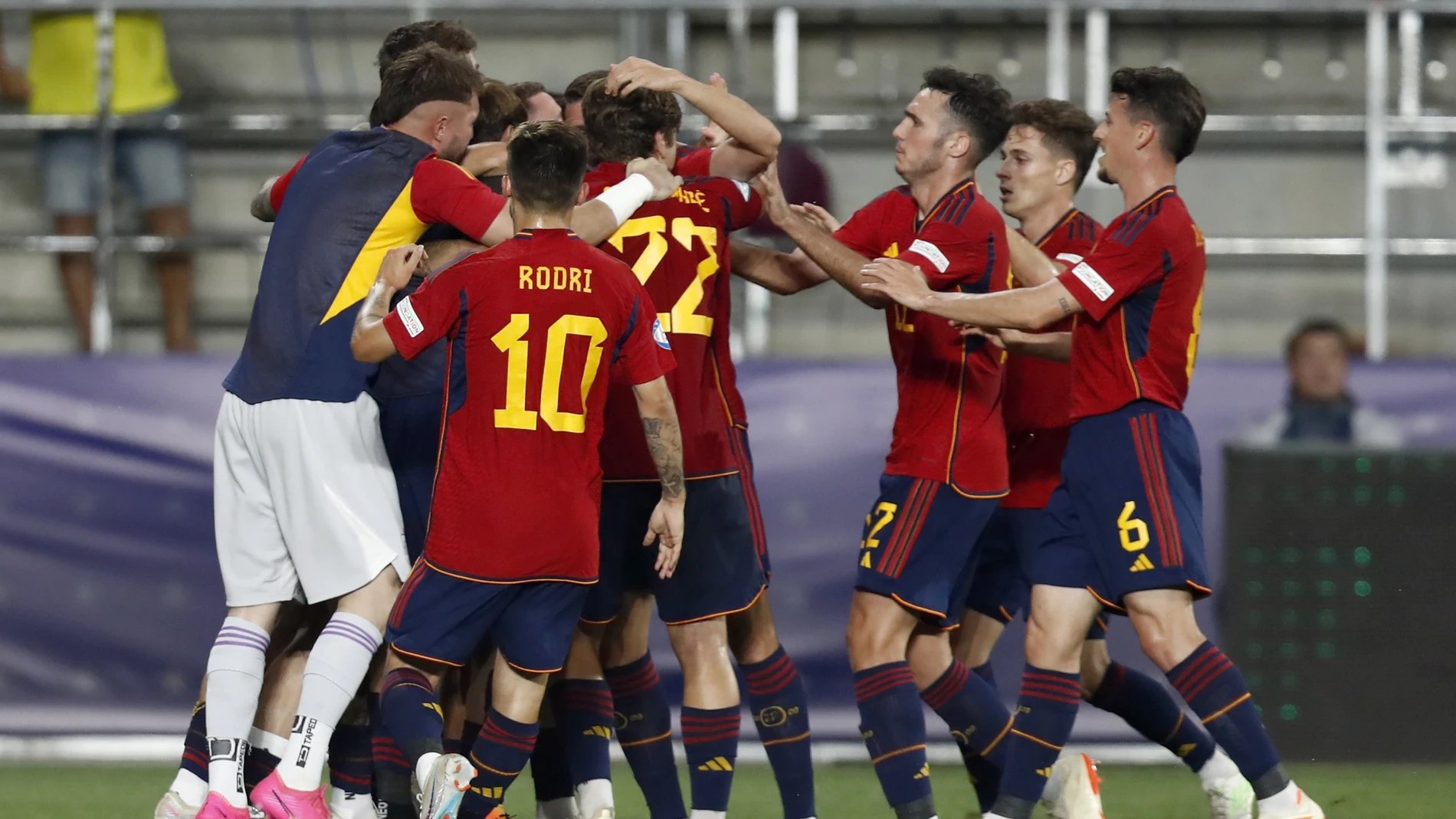 Bucharest (Romania), 27/06/2023.- Spain's Abel Ruiz celebrates with teammates after scoring the 2-2 during the UEFA Under-21 Championship group stage match between Spain and Ukraine in Bucharest, Romania, 27 June 2023. (Rumanía, España, Ucrania, Bucarest) EFE/EPA/ROBERT GHEMENT