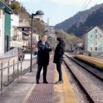 Évole y Feijóo charlan en un andén