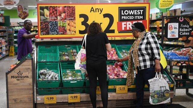 Clientes en un supermercado de Londres