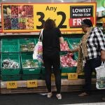 Clientes en un supermercado de Londres