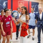 La Reina Letizia con la selección femenina de fútbol. 
