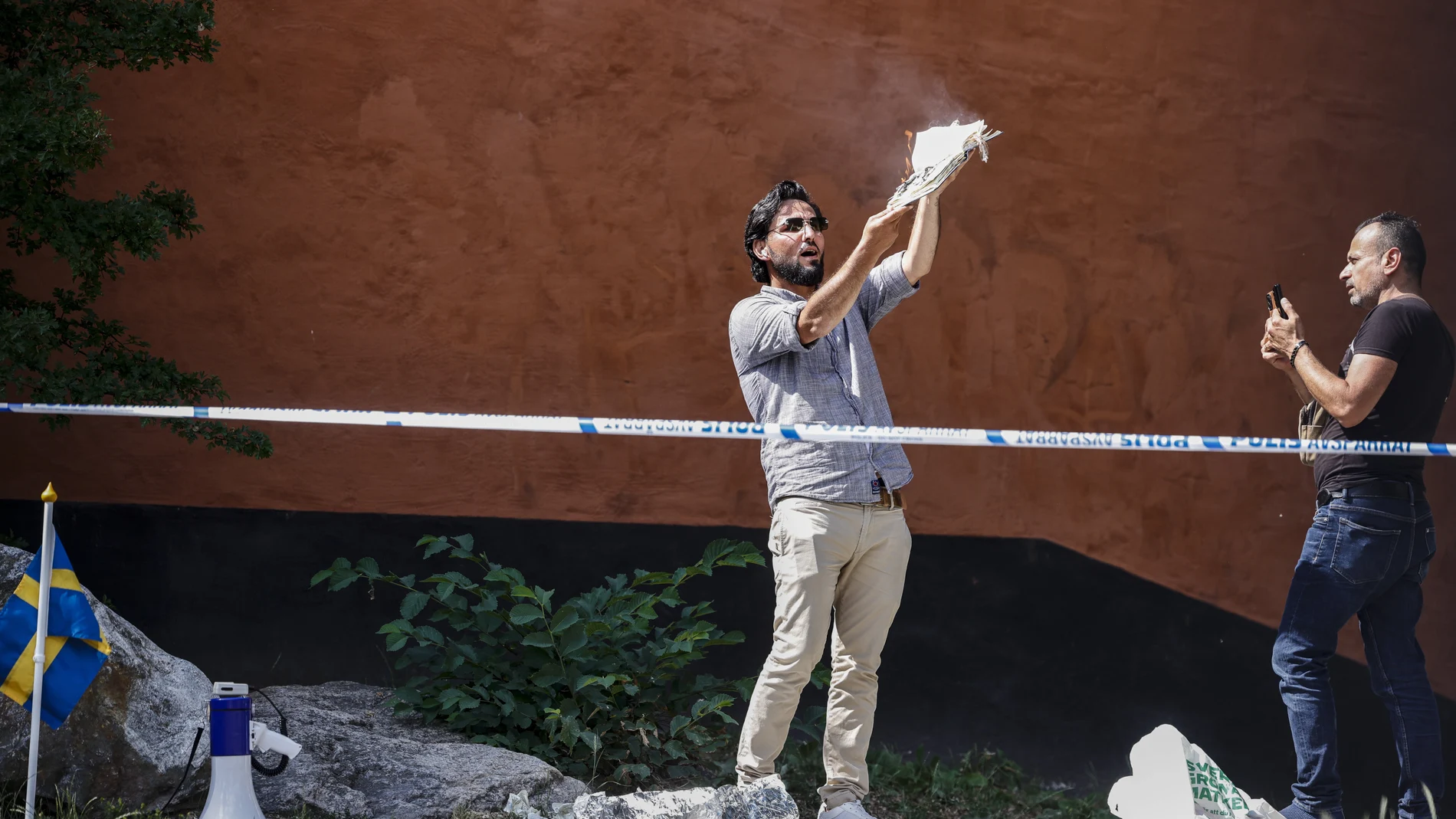 Un iraquí prende fuego a un Corán en una mezquita de Estocolmo