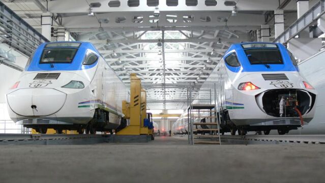 Dos de los Talgo 250 que operan el servicio Afrosiyob