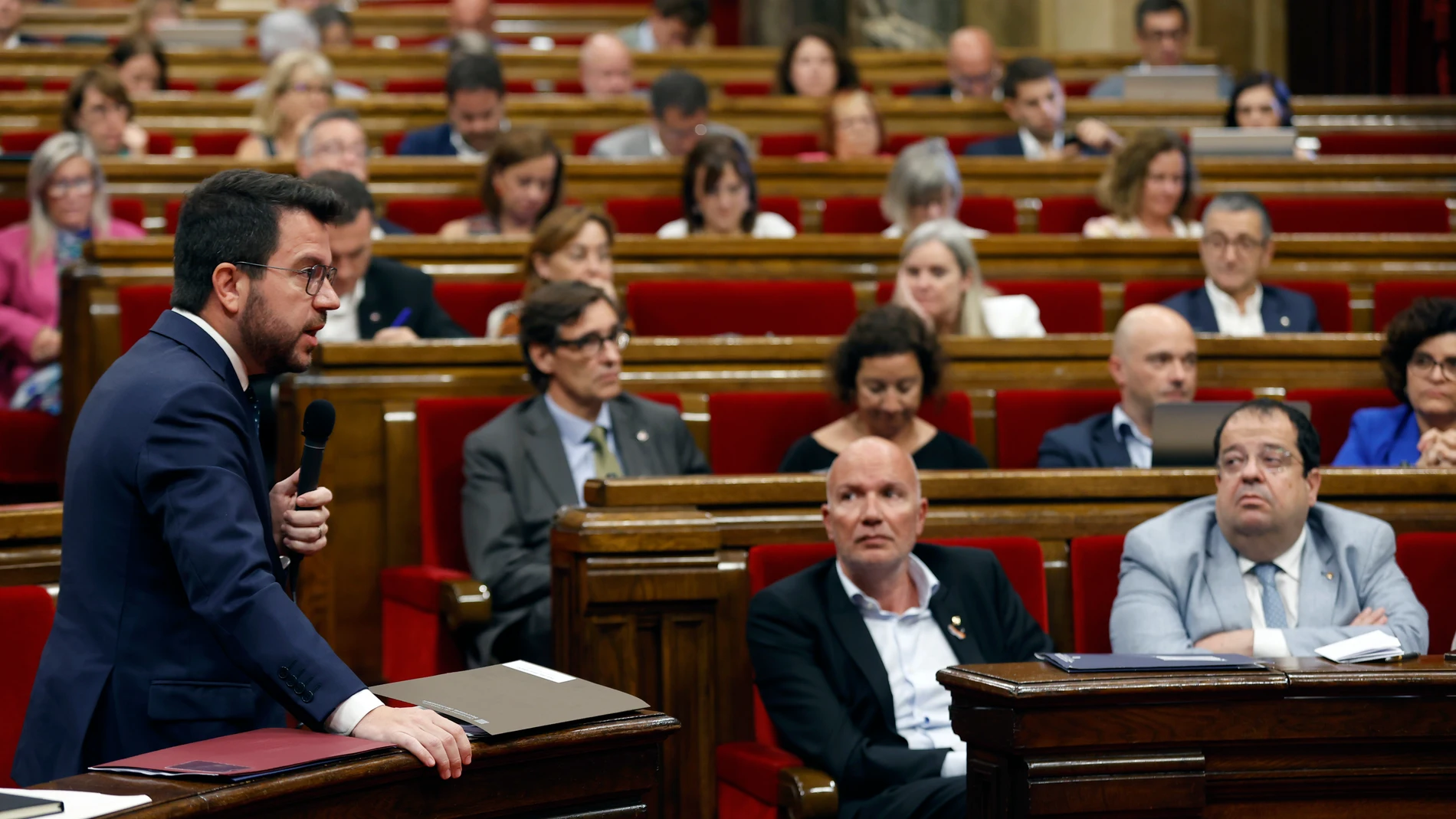 GRAFCAT2087. BARCELONA, 28/06/2023.- El presidente de la Generalitat, Pere Aragonès, interviene durante la sesión de control del gobierno catalán en el pleno del Parlament, que se celebra a poco más de una semana del inicio de la campaña de las elecciones generales del 23 de julio. EFE/Toni Albir