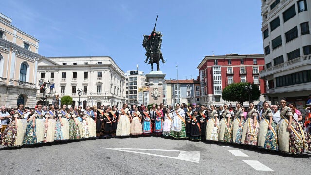 La alcaldesa de Burgos, Cristina Ayala, y la fallera Mayor de Valencia realizan un homenaje al Cid Campeador