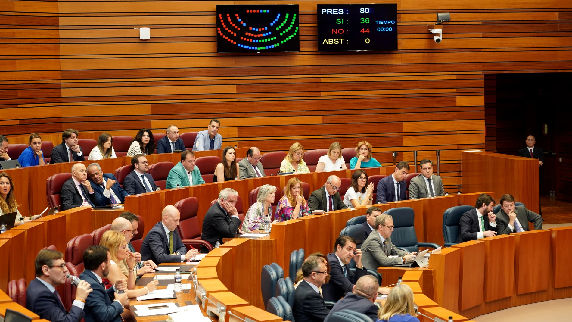Los procuradores en una nueva sesión del Pleno de las Cortes