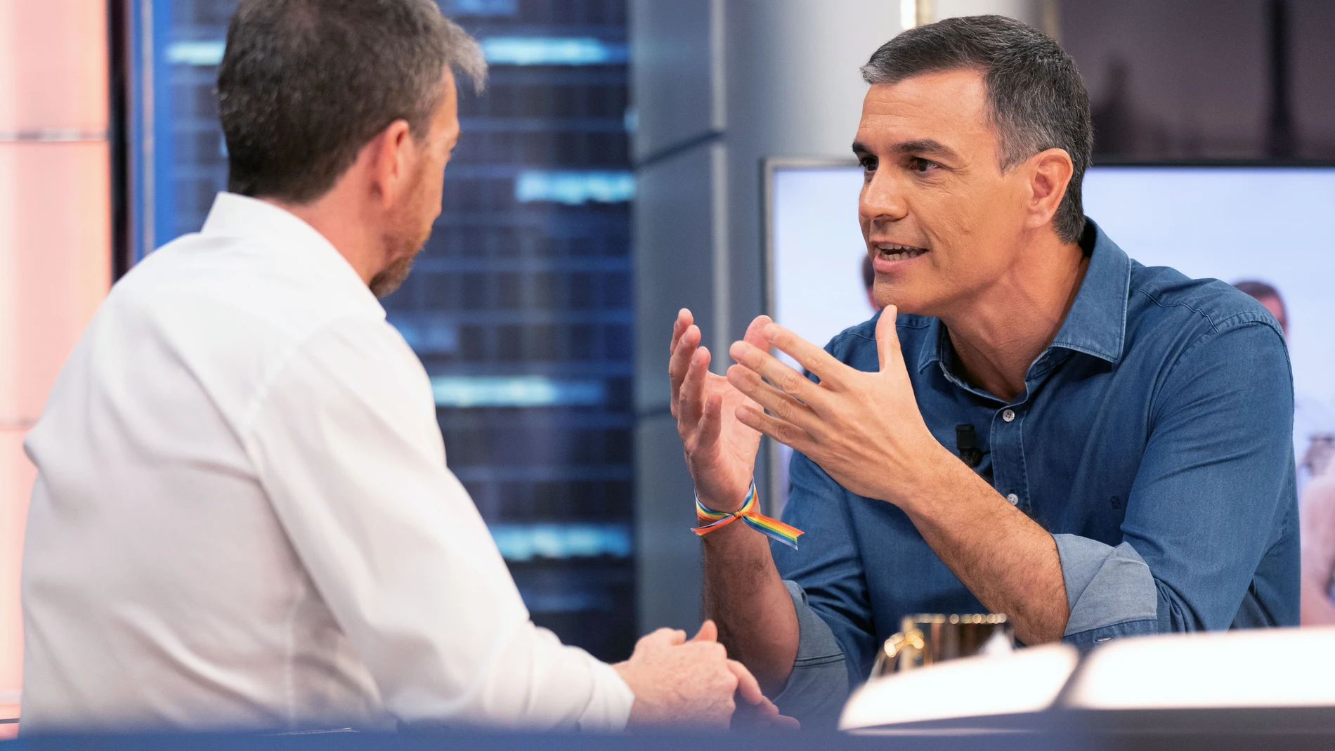 MADRID, 27/06/2027.- El presidente del Gobierno, Pedro Sánchez, junto al presentador Pablo Motos (i) durante la entrevista celebrada este martes en el programa "El Hormiguero", de Antena 3. EFE/Atresmedia/Carlos López ***SÓLO USO EDITORIAL, PERMITIDO SU USO SÓLO EN RELACIÓN A LA INFORMACIÓN QUE APARECE EN EL PIE DE FOTO (CRÉDITO OBLIGATORIO)***