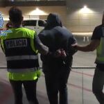 Momento de la detención de uno de los implicados 