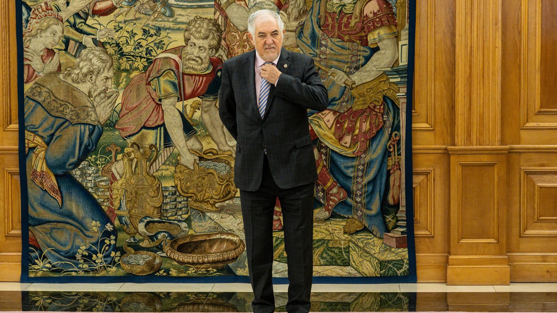 El nuevo presidente del Tribunal Constitucional (TC), Cándido Conde-Pumpido (d), entra en el Palacio de la Zarzuela para su audiencia con el Rey, a 13 de enero de 2023, en Madrid (España).