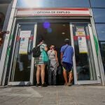 Varias personas esperan a entrar a una oficina del SEPE de Puerta del Ángel, el día en el que se han presentado los datos de paro registrado y de afiliación a la Seguridad Social correspondientes al mes de julio, a 3 de agosto de 2021, en Madrid, (España).