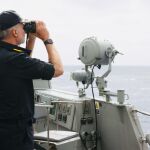 El Rey observa las maniobras desde la fragata "Méndez Núñez"