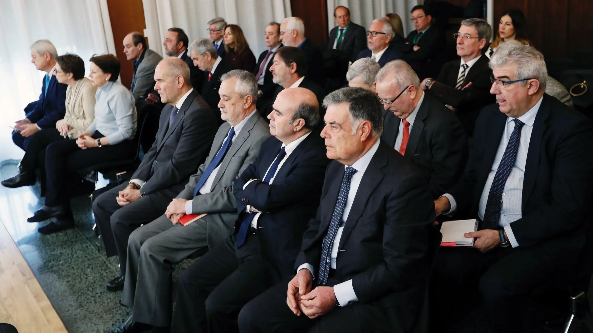Al fondo a la izquierda, Francisco Vallejo; en primer término, Viera y tras él, con corbata roja, Antonio Fernández, que está al lado de Barberá