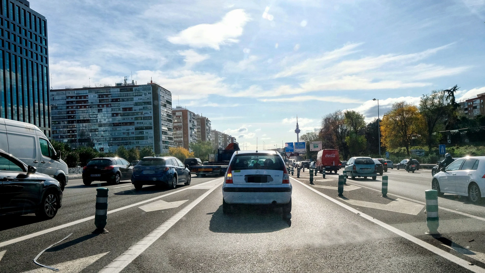 Tráfico de coches en la M-30 a la altura de Manuel Becerra