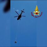 Bomberos italianos realizan un rescate con helicóptero de un caballo herido en una zona boscosa