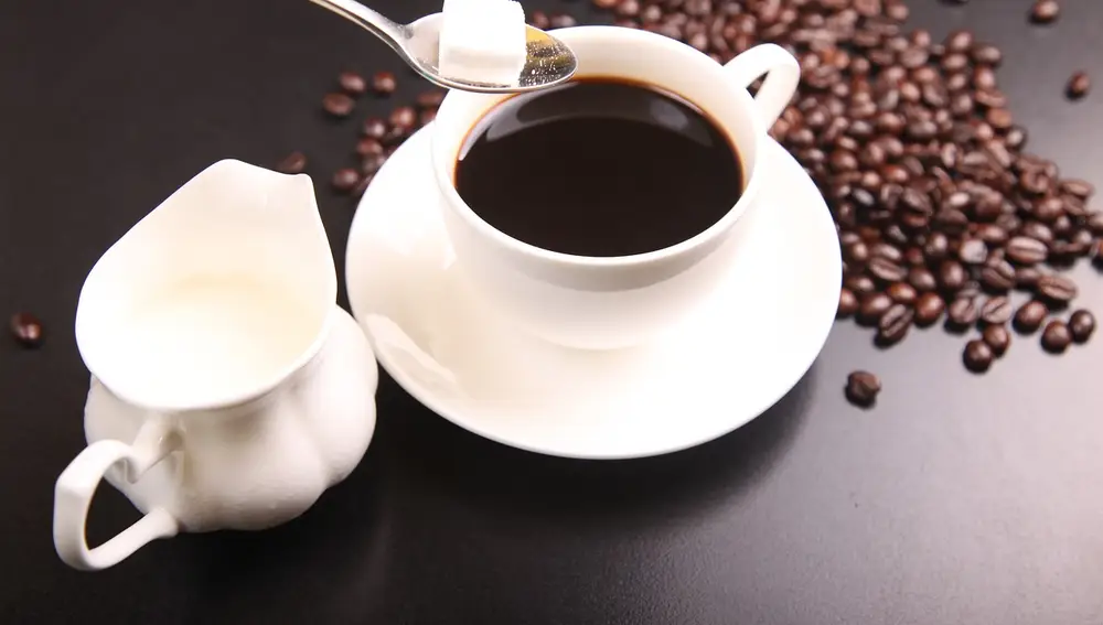 Un terrón de azúcar en un café