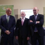 el presidente ejecutivo de LatemAluminium, Macario Fernández, el CEO de Iberdrola España, Mario Ruiz-Tagle, y el viceconsejero de Economía y Competitividad de la Junta, Carlos Martín Tobalina, presentan el proyecto