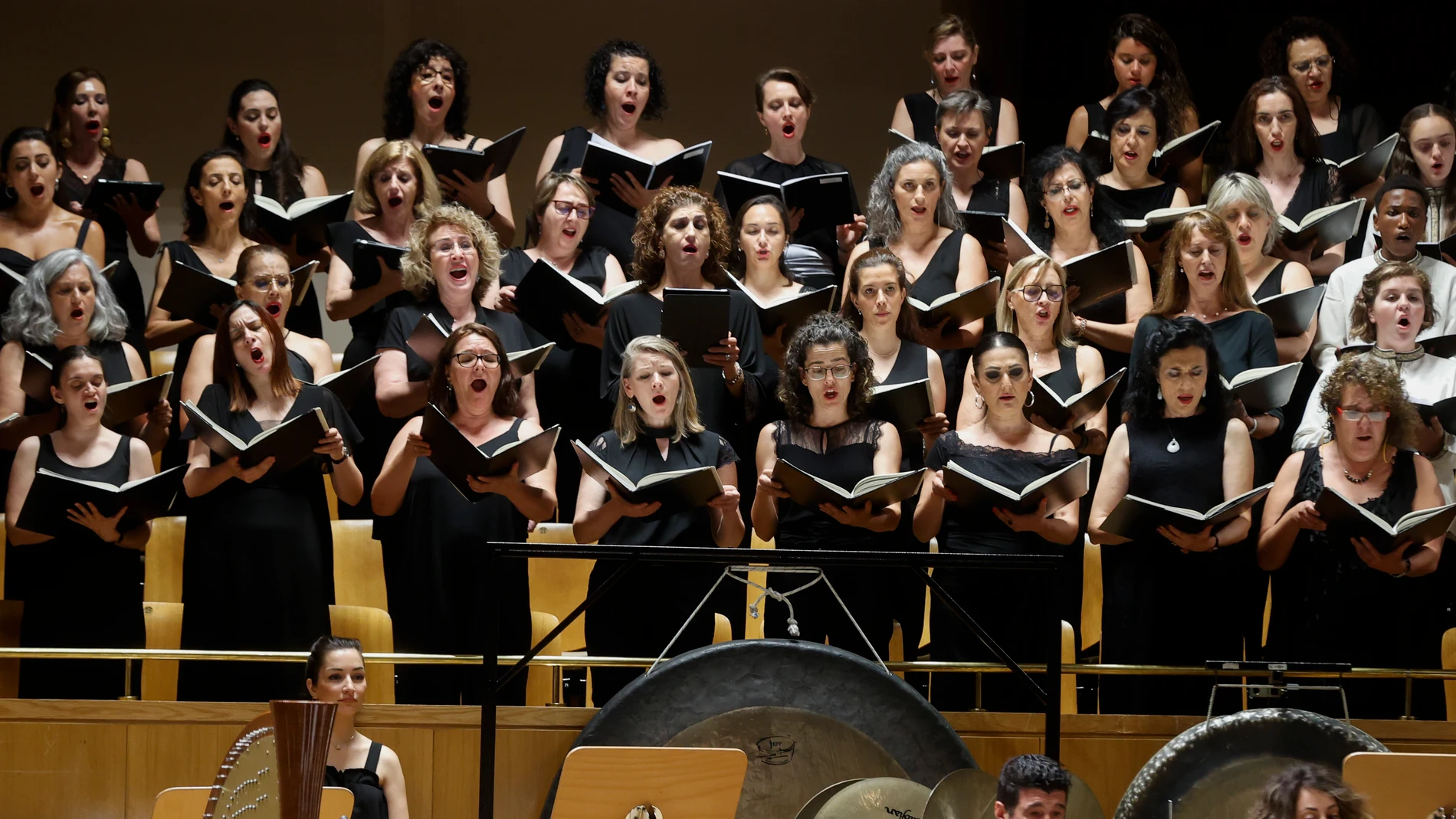 MADRID, 30/06/2023.- Integrantes de la Orquesta y Coro Nacional de España (OCNE) durante su actuación hoy viernes en el Auditorio Nacional de Madrid. EFE / Juan Carlos Hidalgo.