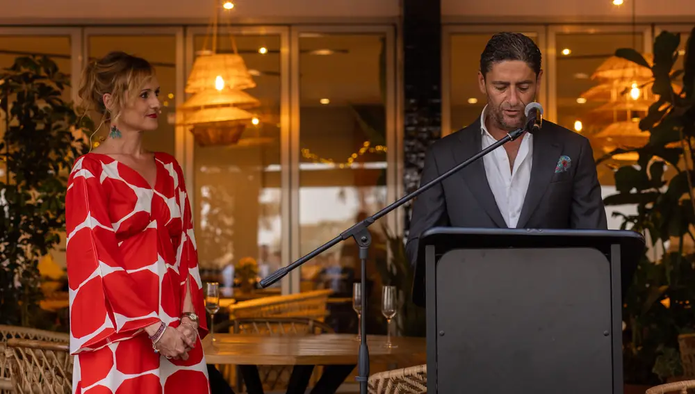 El Ceo Carlos García junto a la presentadora del evento, Marián Campra