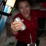 La astronauta Kayla Barron mostrando uno de los filtros que reciclan la orina