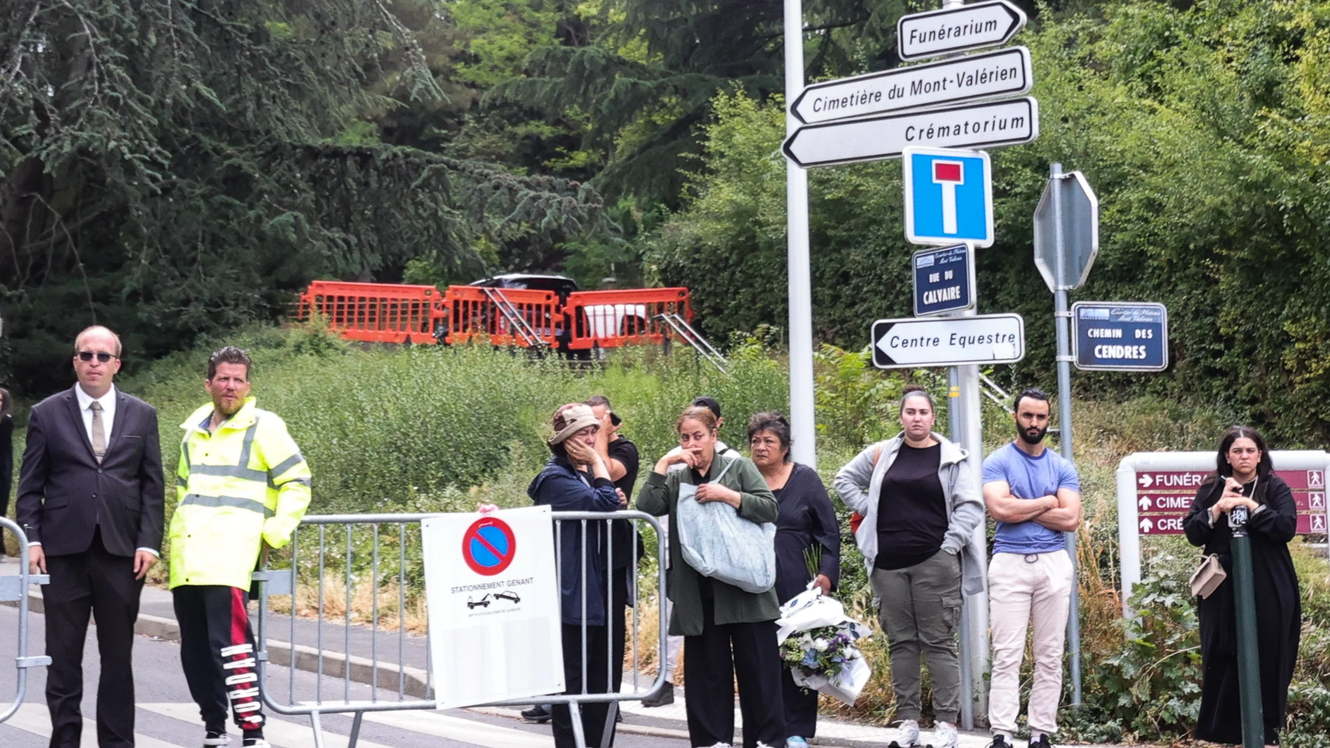 Nanterre (France), 30/06/2023.- People wait next to the entrance of Mont Valerien cemetery, where Nahel Merzouk will be laid to rest, in Nanterre, near Paris, France, 01 July 2023. Nahel Merzouk will be buried in Mont Valerien cemetery, after an Islamic funeral near his home in Nanterre. Violence broke out all over France after police fatally shot the 17-year-old Nahel during a traffic stop in Nanterre on 27 June 2023. (Francia) EFE/EPA/OLIVIER MATTHYS
