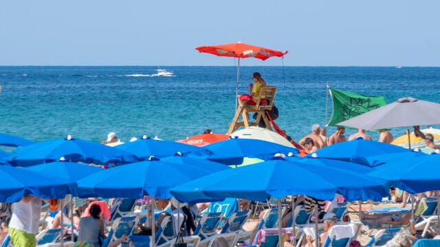 Primer día de julio en la playa de Benidorm
