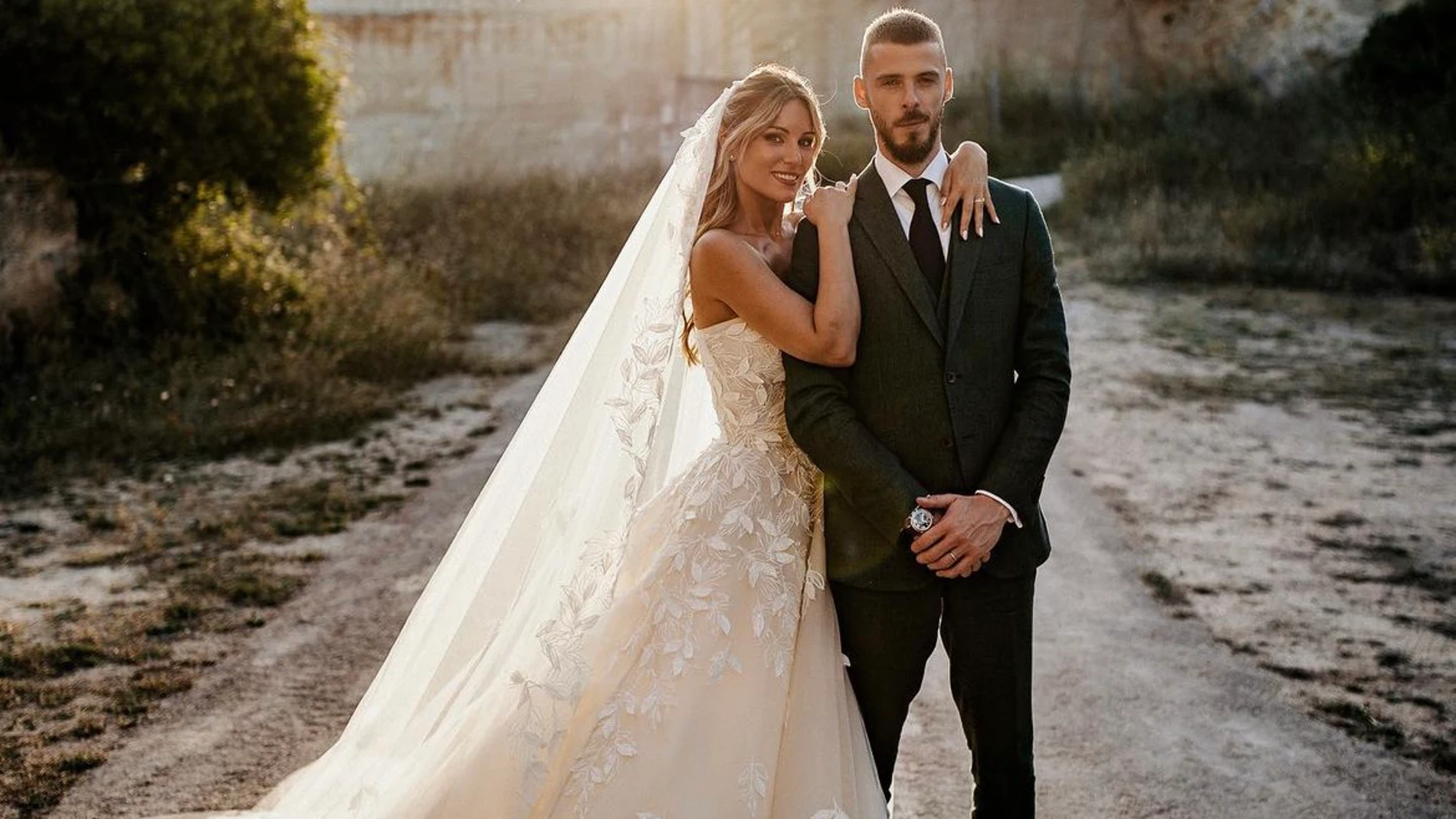Edurne da el 'sí quiero' con un espectacular vestido de novia de corte princesa sacado de un cuento de hadas
