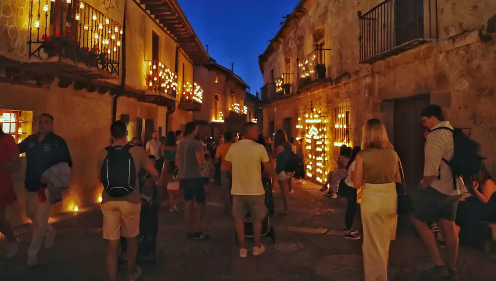 Pedraza vuelve a llenarse de velas y de música